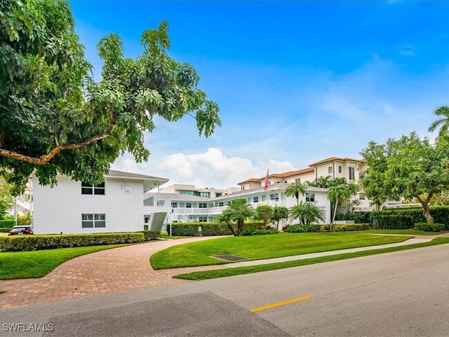 530 4th Ave S in Naples, FL - Building Photo - Building Photo