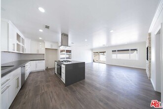 8432 Glenoaks Blvd in Los Angeles, CA - Building Photo - Building Photo