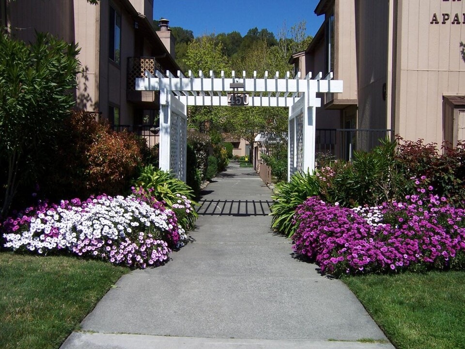 La Casa Novato in Novato, CA - Building Photo