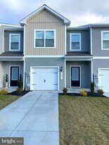 94 Paddington St in Falling Waters, WV - Building Photo