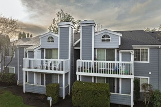 Watermark Condominiums in Des Moines, WA - Building Photo - Building Photo