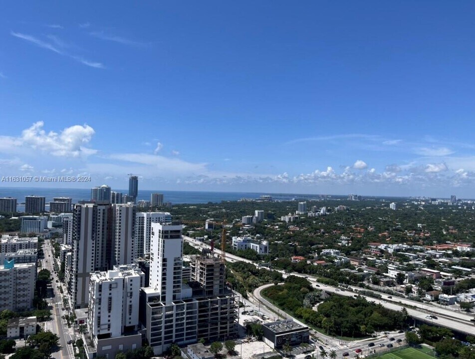 185 SW 7th St, Unit 3702 in Miami, FL - Building Photo