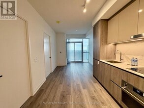 8 Interchange Wy in Vaughan, ON - Building Photo - Building Photo