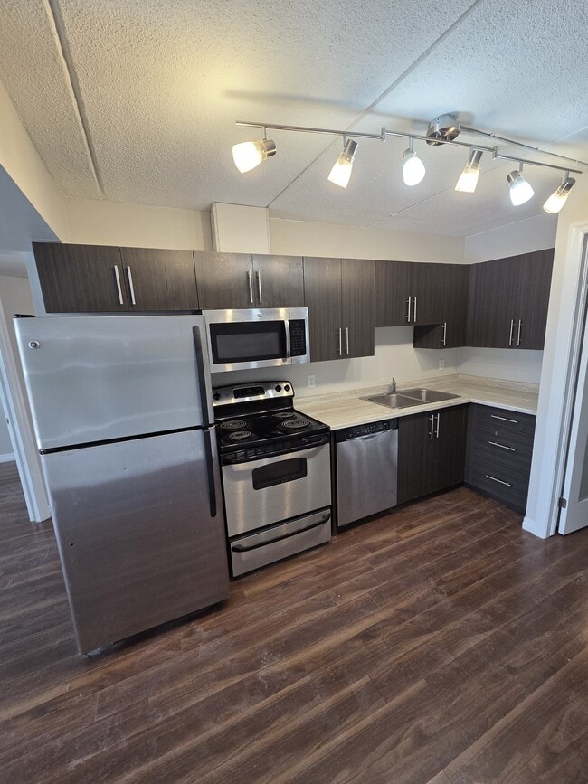 251 Erb St. W in Waterloo, ON - Building Photo - Building Photo