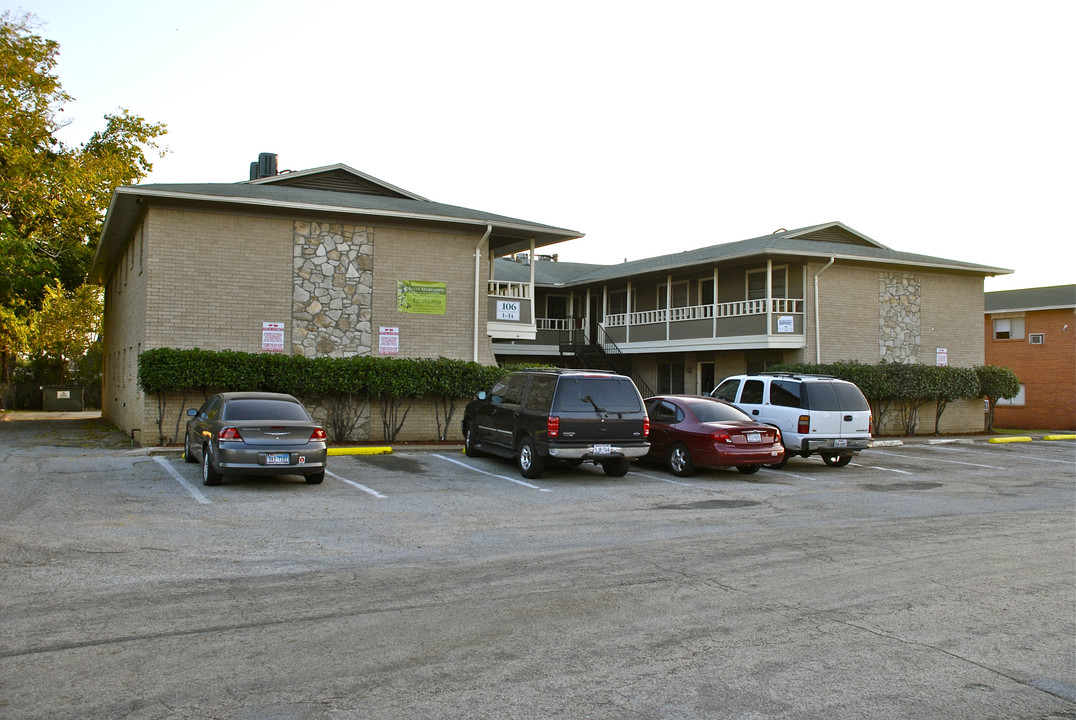 Kelly Apartments in Arlington, TX - Building Photo