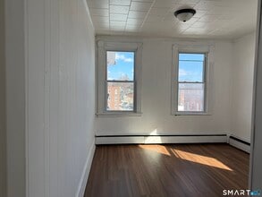 198 Oak St in New Britain, CT - Building Photo - Building Photo