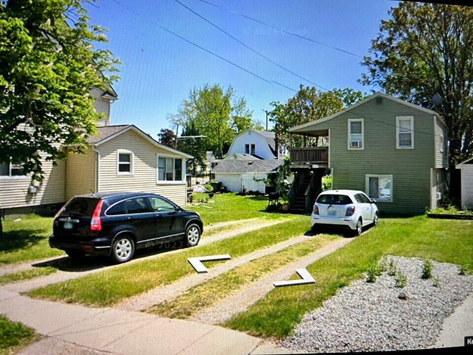 317 W Flint St in Lake Orion, MI - Building Photo