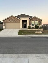 2700 San Martin Ln in Seguin, TX - Building Photo