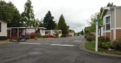 1501 N Hayden Island Dr in Portland, OR - Building Photo - Building Photo