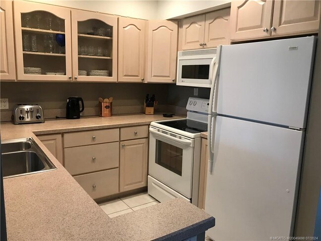 5564 NE Gulfstream Way in Stuart, FL - Building Photo - Building Photo