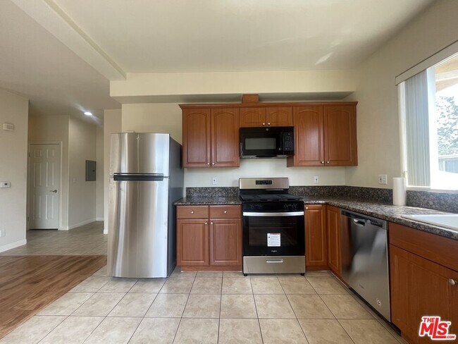 4921 Kester Ave-Unit -107 in Los Angeles, CA - Building Photo - Building Photo