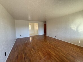 210 Sunnyside Dr in Eugene, OR - Building Photo - Building Photo