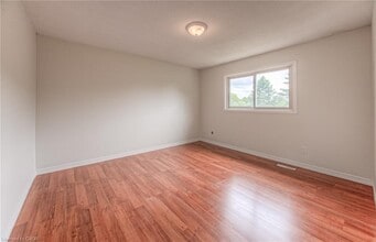 129 Old Carriage Dr in Kitchener, ON - Building Photo - Building Photo