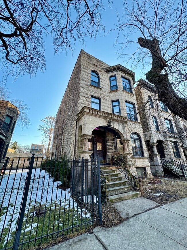 1331 N Maplewood Ave in Chicago, IL - Building Photo - Building Photo