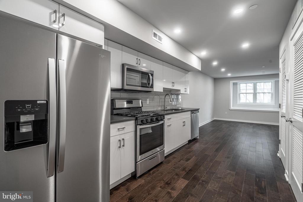 752 S 8th St in Philadelphia, PA - Building Photo