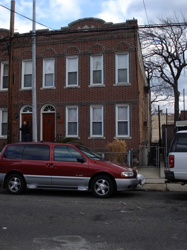 1712 Edison Ave in Bronx, NY - Foto de edificio - Building Photo