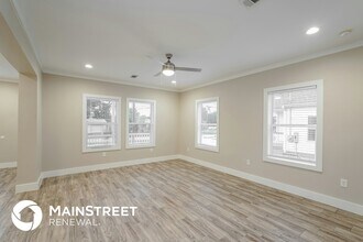 9330 Crestview Dr in Houston, TX - Foto de edificio - Building Photo