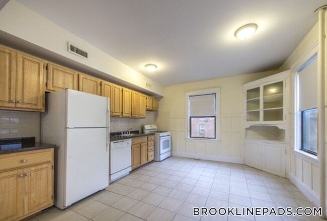 24 Hamilton Rd, Unit 3 in Brookline, MA - Building Photo - Building Photo