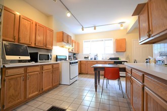 14 Woodmont St, Unit 4 in Boston, MA - Foto de edificio - Building Photo