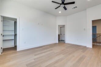 7305 Flyers Way in Dallas, TX - Foto de edificio - Building Photo