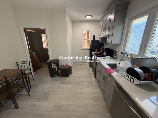 100 W Adams St, Unit 100 in Somerville, MA - Building Photo - Building Photo