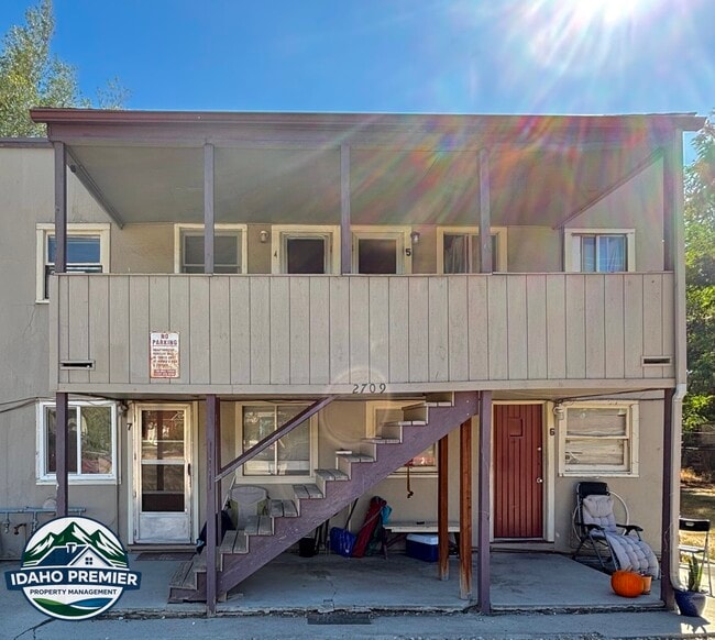 property at 2709 W Rose Hl St