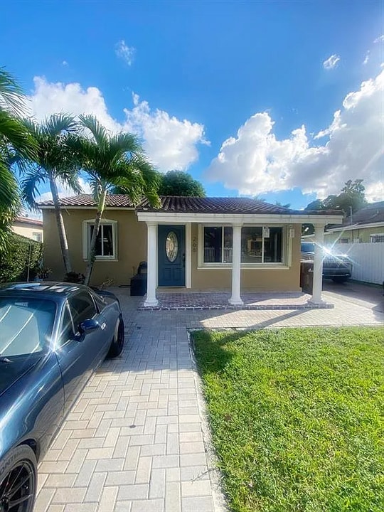 266 E 15th St in Hialeah, FL - Building Photo