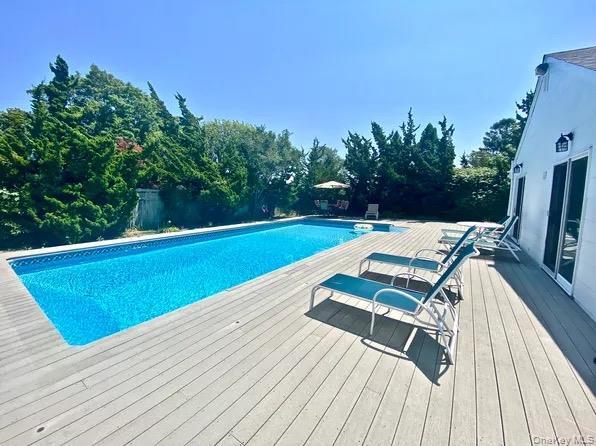 16 Osceola Ln in Southampton, NY - Building Photo