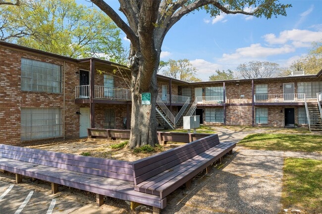 7510 Shadyvilla Ln in Houston, TX - Foto de edificio - Building Photo