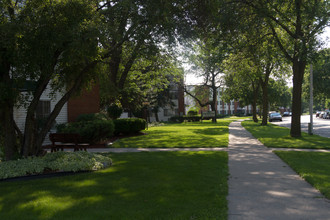 Pinehaven Apartments in Milwaukee, WI - Foto de edificio - Building Photo