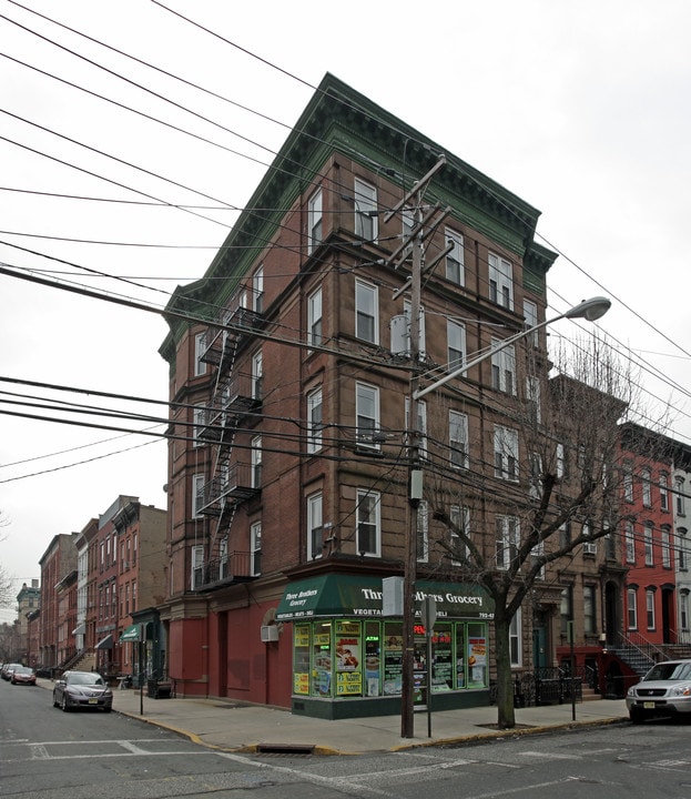 249 11th St in Hoboken, NJ - Building Photo