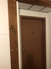 210 Lakeview Dr in Weston, FL - Building Photo - Building Photo