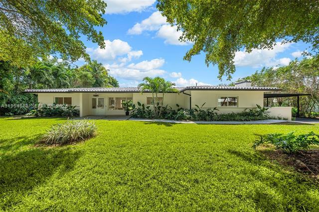 7460 SW 126th St in Pinecrest, FL - Foto de edificio - Building Photo