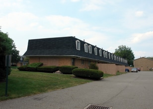 415 Sheraton Dr NW in North Canton, OH - Building Photo - Building Photo