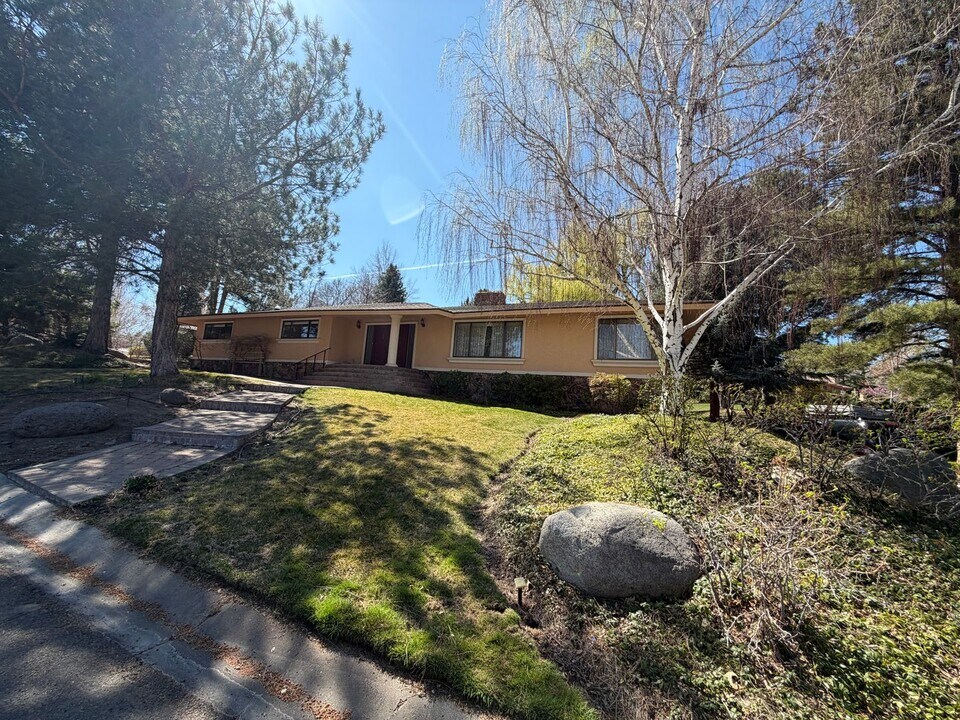 2435 E Lake Ridge Shores in Reno, NV - Building Photo