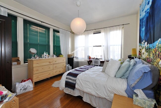 215 Saint Paul St, Unit 1 in Brookline, MA - Foto de edificio - Building Photo