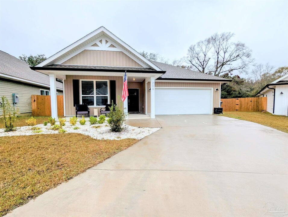209 Camellia Dr in Gonzalez, FL - Building Photo