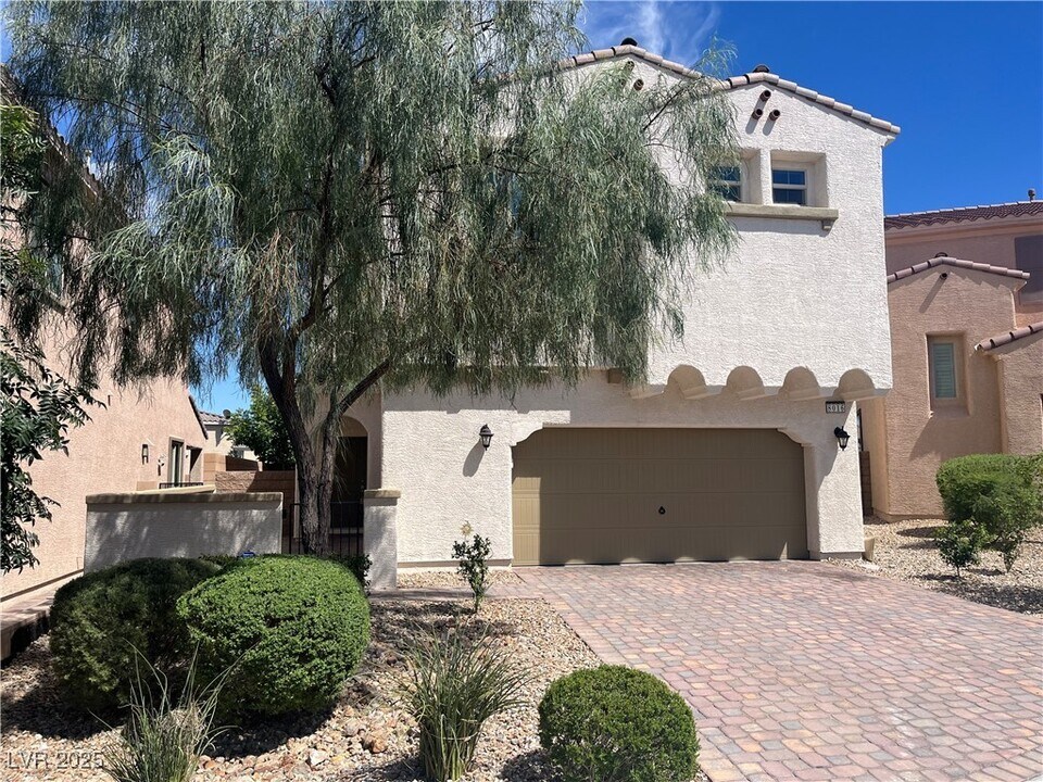 8016 Skye Falls St in Las Vegas, NV - Building Photo