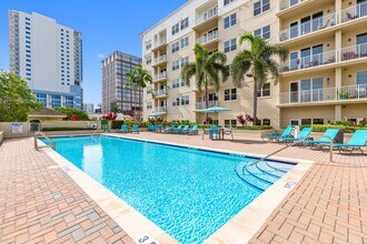 Evernia Place in West Palm Beach, FL - Building Photo - Building Photo