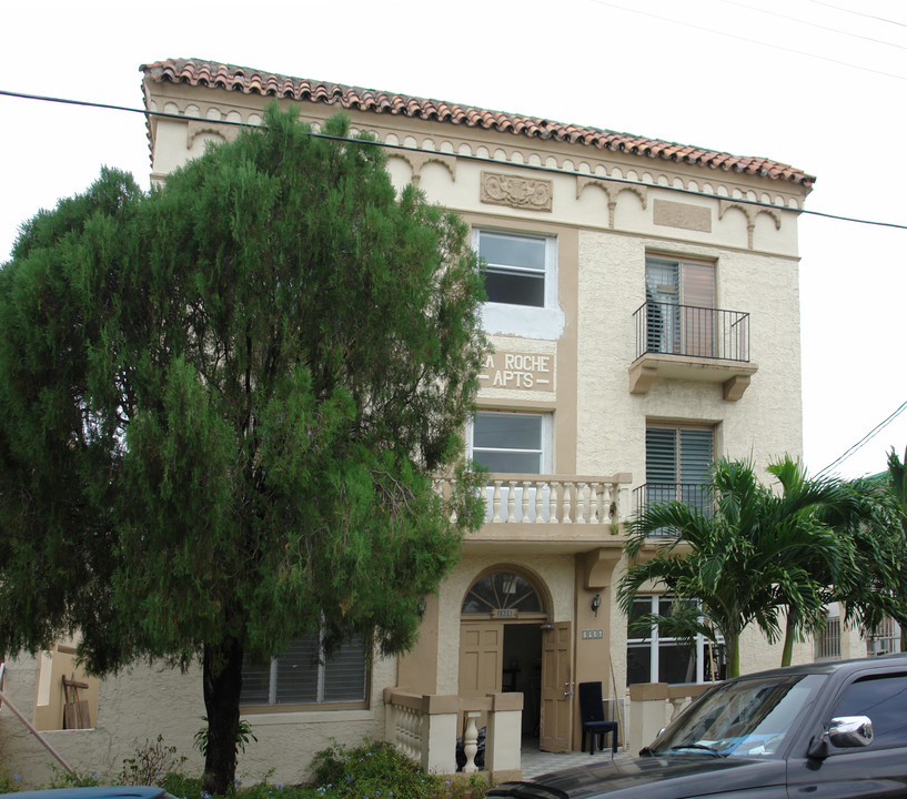 Laroche Apartments in Miami, FL - Foto de edificio