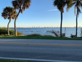 13805 S Indian River Dr, Unit 13817 in Jensen Beach, FL - Building Photo