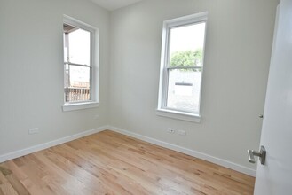 1740 W Henderson St, Unit 02 in Chicago, IL - Building Photo - Building Photo