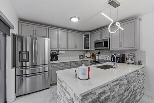 1017 10th Way, Unit 84 in West Palm Beach, FL - Building Photo