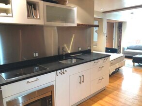 19 Branch St, Unit B in Boston, MA - Foto de edificio - Building Photo