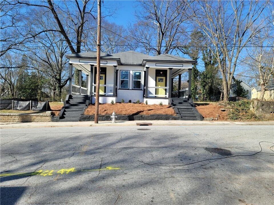 530 James P Brawley Dr NW in Atlanta, GA - Building Photo