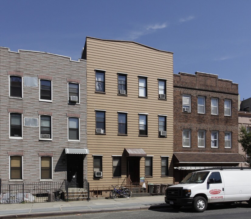 661 Metropolitan Ave in Brooklyn, NY - Building Photo