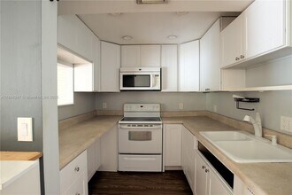 4200 Crystal Lake Dr in Pompano Beach, FL - Building Photo - Building Photo
