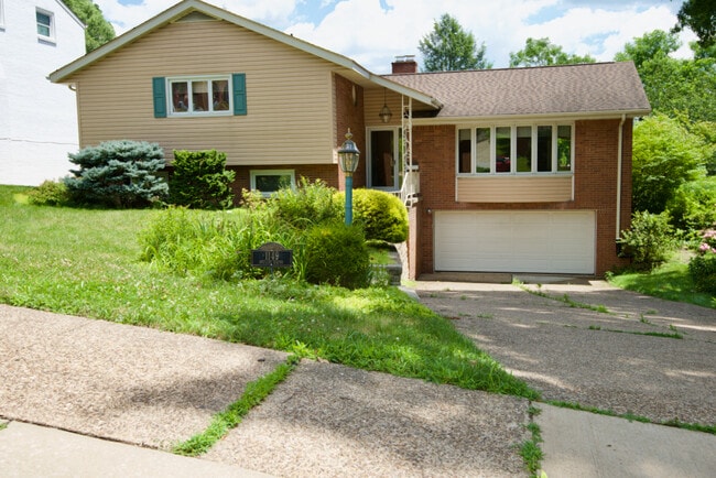 1149 Sunrise Dr in Pittsburgh, PA - Building Photo - Building Photo