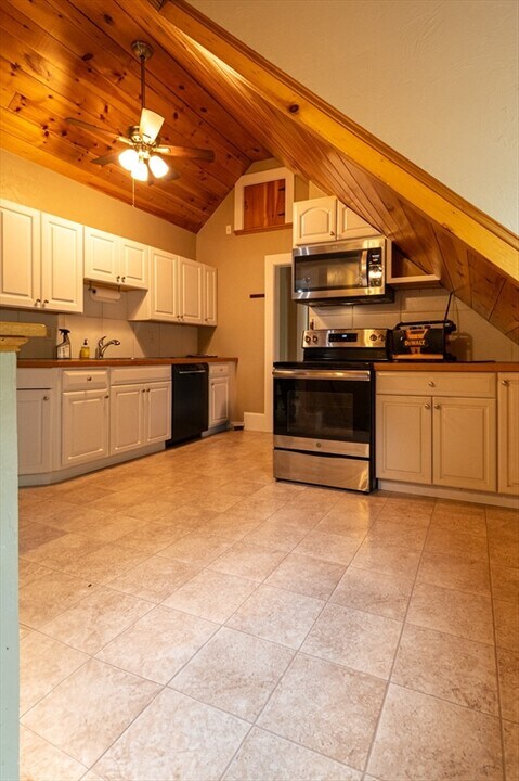 132 B Cedar St in Haverhill, MA - Building Photo