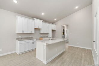 510 Carol Crest St in San Antonio, TX - Building Photo - Building Photo